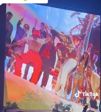 Fan de Bad Bunny logra compartir escenario con él