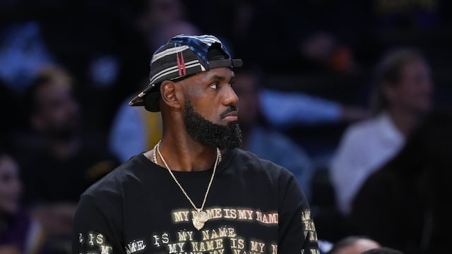 LeBron James en el partido entre Lakers y Sacramento.