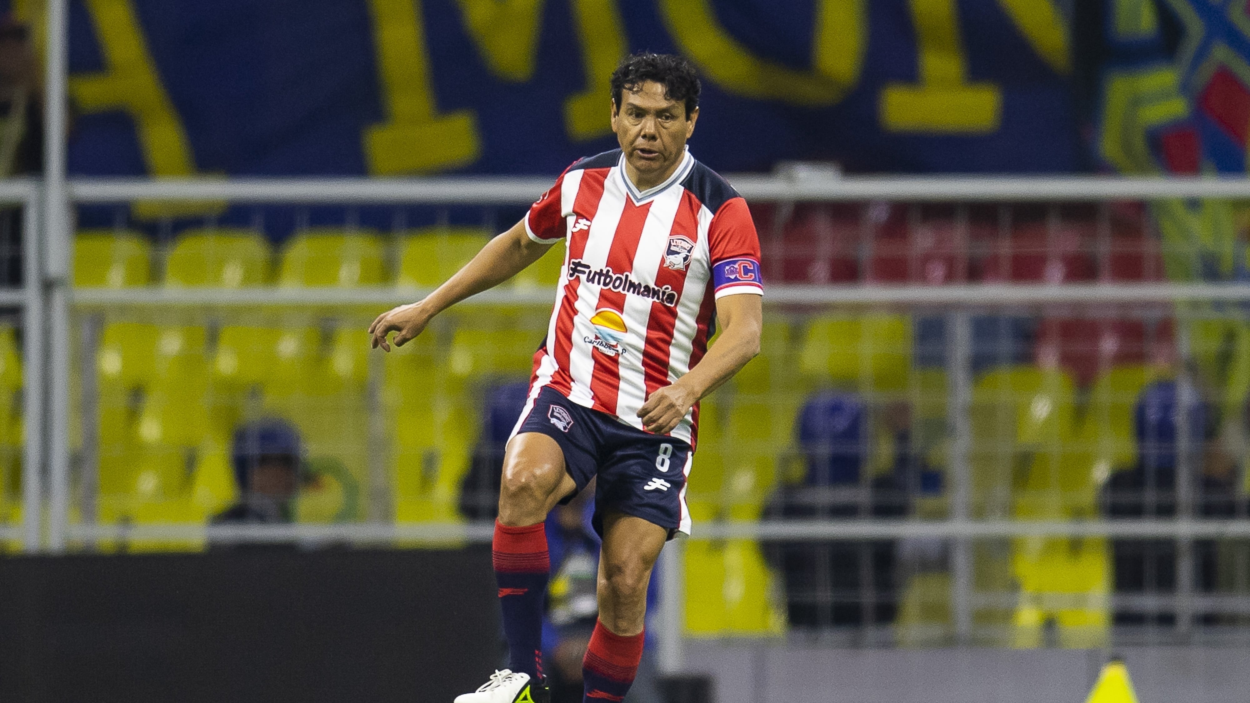 Histórico de Chivas llama “pelos de muñeca vieja” a Luis Hernández tras pleito con Gignac