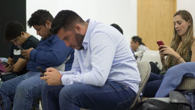 Jóvenes con celular