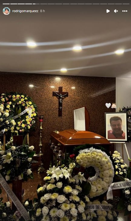 Rodrigo Márquez, hermano de Fofo Márquez, muestra el velorio de su papá.