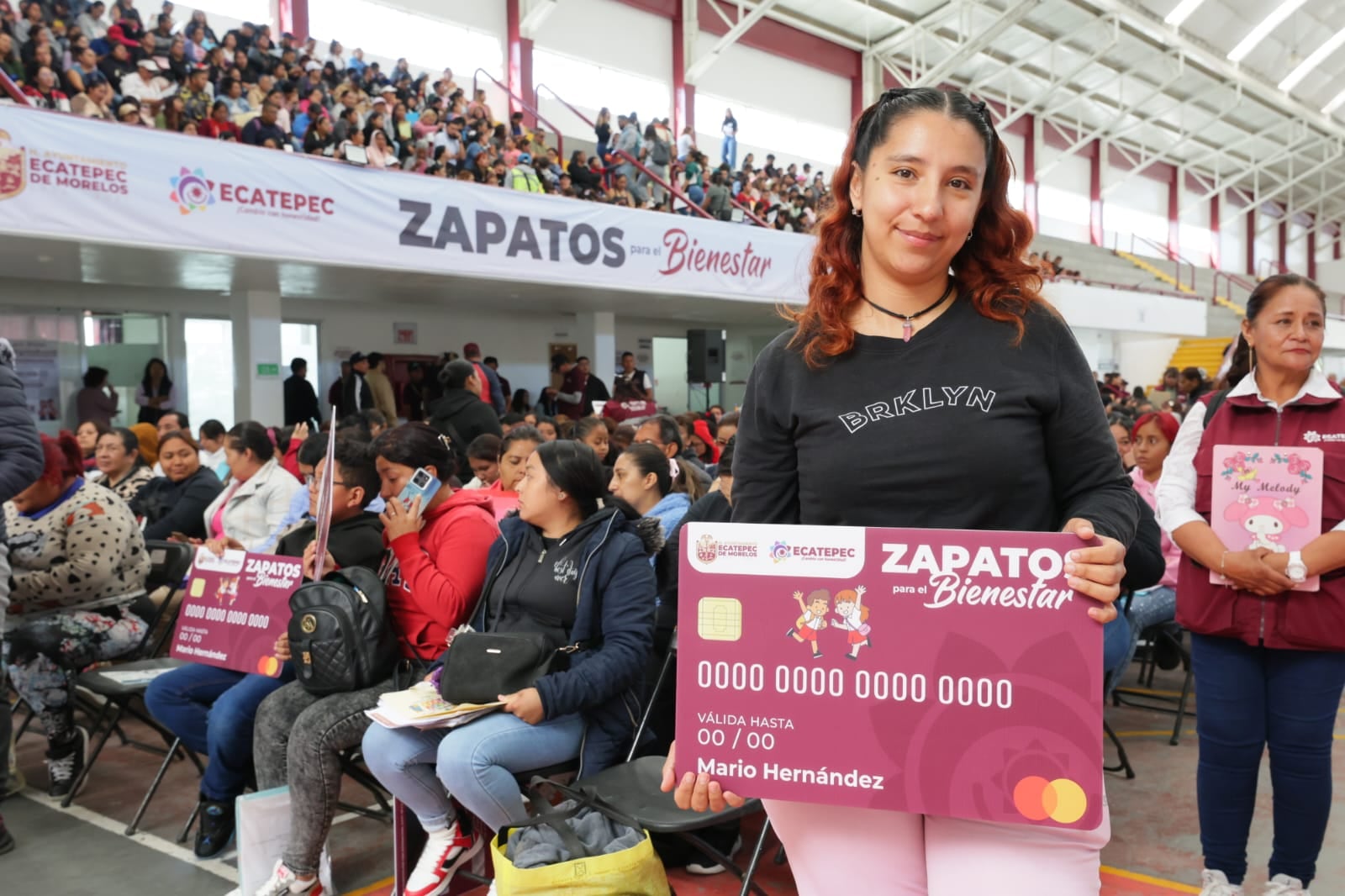 Azucena Cisneros entrega apoyos del programa "Zapatos para el Bienestar".