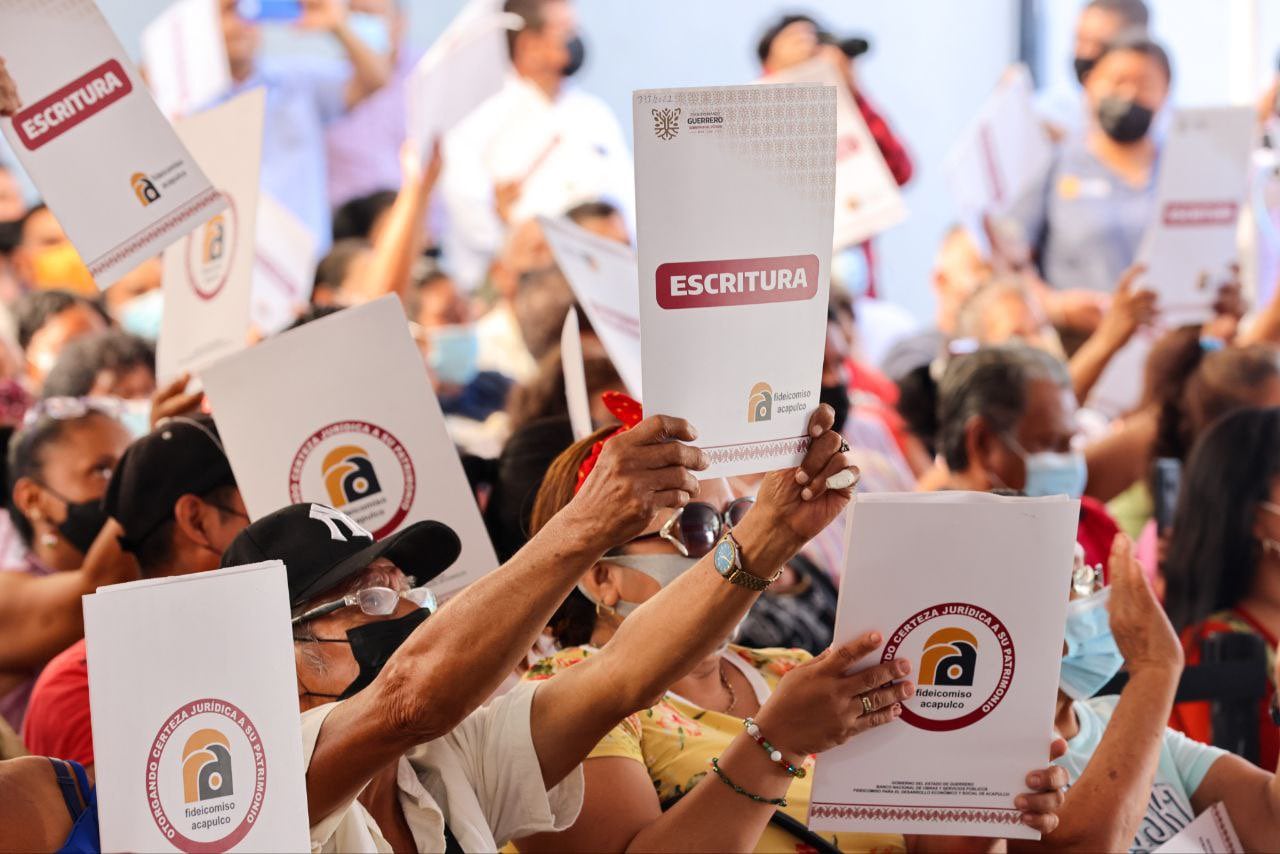 Evelyn Salgado entrega escrituras a familias de Acapulco