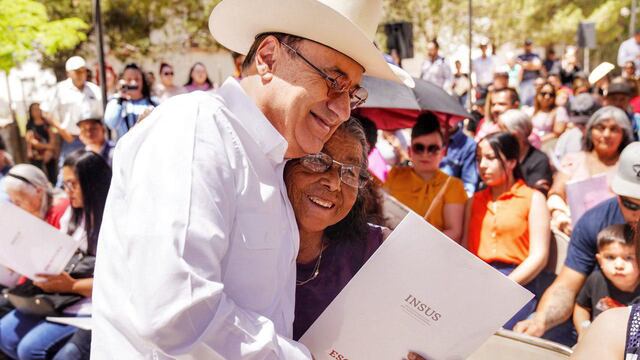 Alfonso Durazo entregó escrituras gratuitas a familias de Sonora