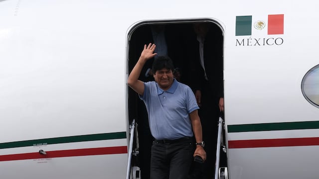 El depuesto presidente boliviano Evo Morales saluda a su llegada a México