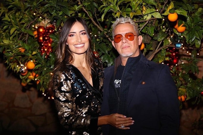 Alejandro Sánz y su pareja Rachel Valdés.