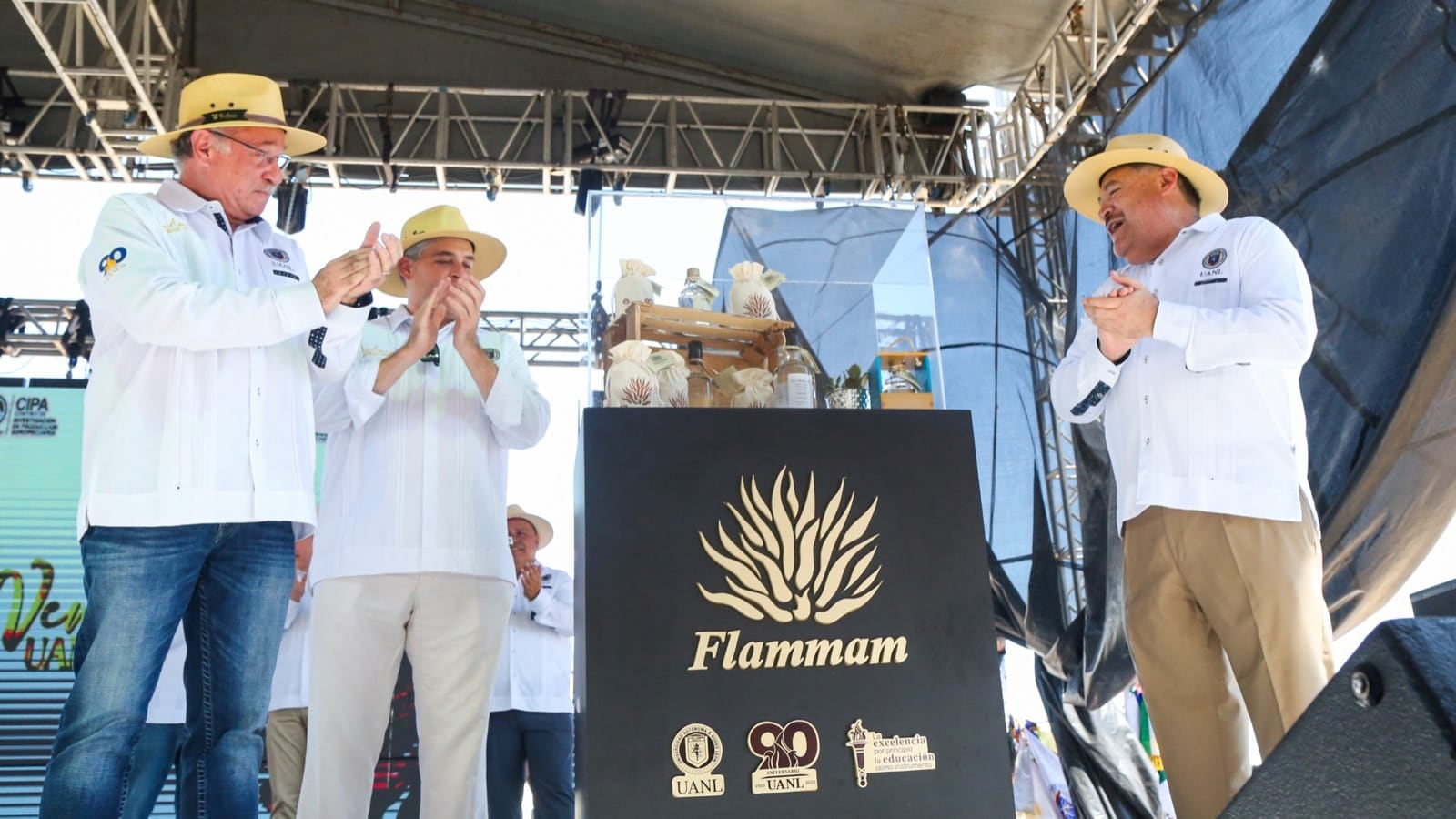 Universidad Autónoma de Nuevo León lanza su mezcal, se llama Flammam