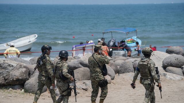 Este Jueves la playa Villa del Mar se encuentra llena de gente por la llegada de cientos de turistas que arribaron al Puerto de Veracruz por las vacaciones de Semana Santa .