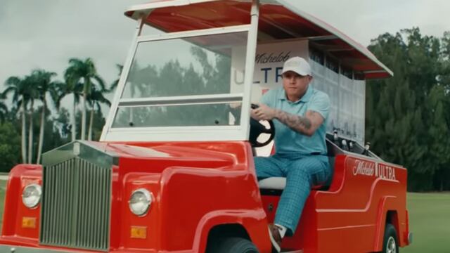 Canelo Álvarez en un comercial para el SuperBowl LVII.