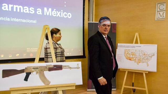 Marcelo Ebrard y Silvia Giorguli durante la conferencia de "El negocio de la letalidad: el tráfico de armas a México” en el Colegio de México.