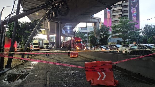 Cierran en Periférico y Las Palmas por caída de postes y cableado