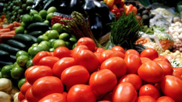 En noviembre, el índice de precios subió un 0.81%, impulsado por las tarifas eléctricas y ciertos alimentos como la carne de res y el tomate. Foto/Notimex