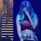 VIDEO: Karol G sufre aparatosa caída en pleno concierto y termina llorando