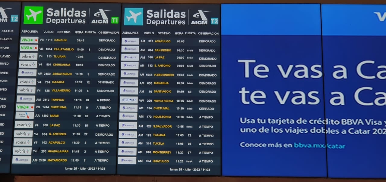 Pantalla de las salidas en el AICM este 25 de julio de 2022