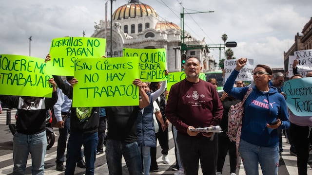 Comerciantes toman Eje Central en protesta por las vallas de la CNTE