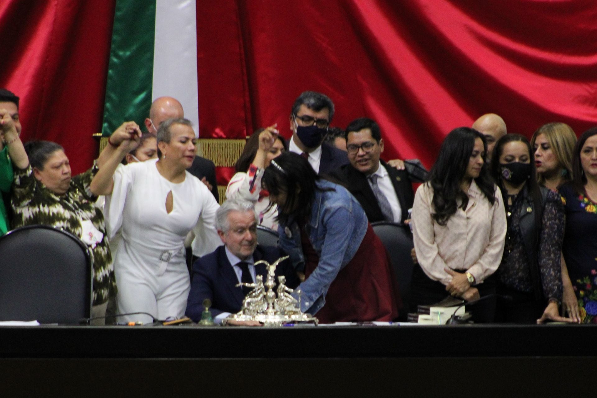 María Clemente García y Salma Luévano toman la tribuna