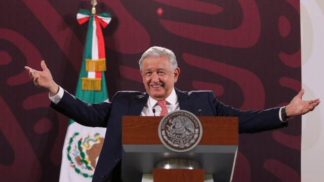 AMLO celebra Zócalo lleno por Marea Rosa; "se garantizan las libertades", asegura