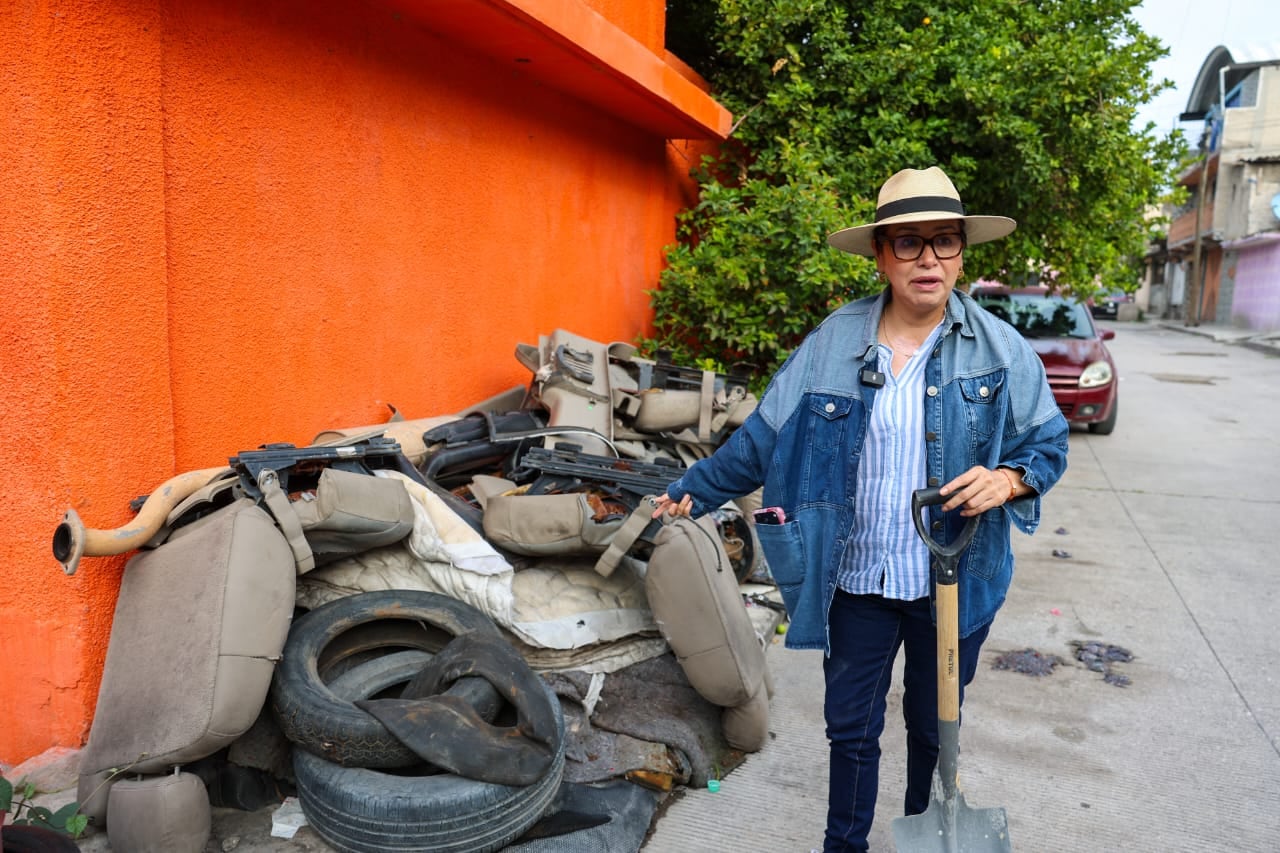 Azucena Cisneros rehabilita parque y canchas de básquetbol en Ecatepec.