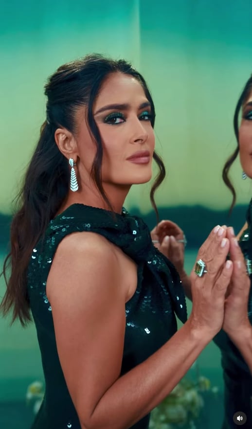 Salma Hayek deslumbra en entallado vestido verde de lentejuelas