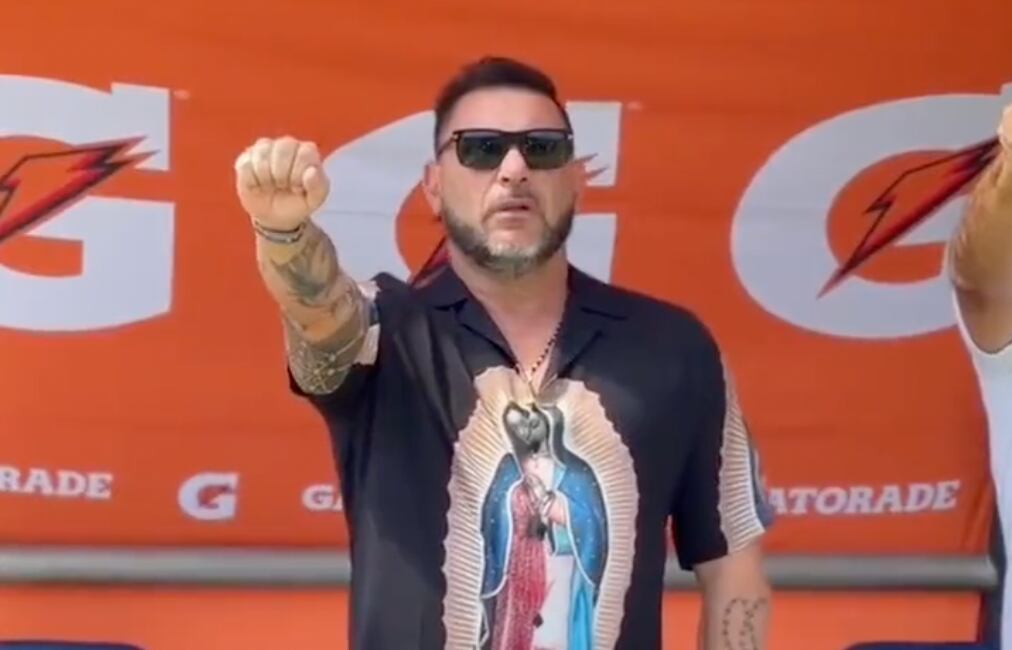 Antonio Mohamed con su camisa de la Virgen de Guadalupe