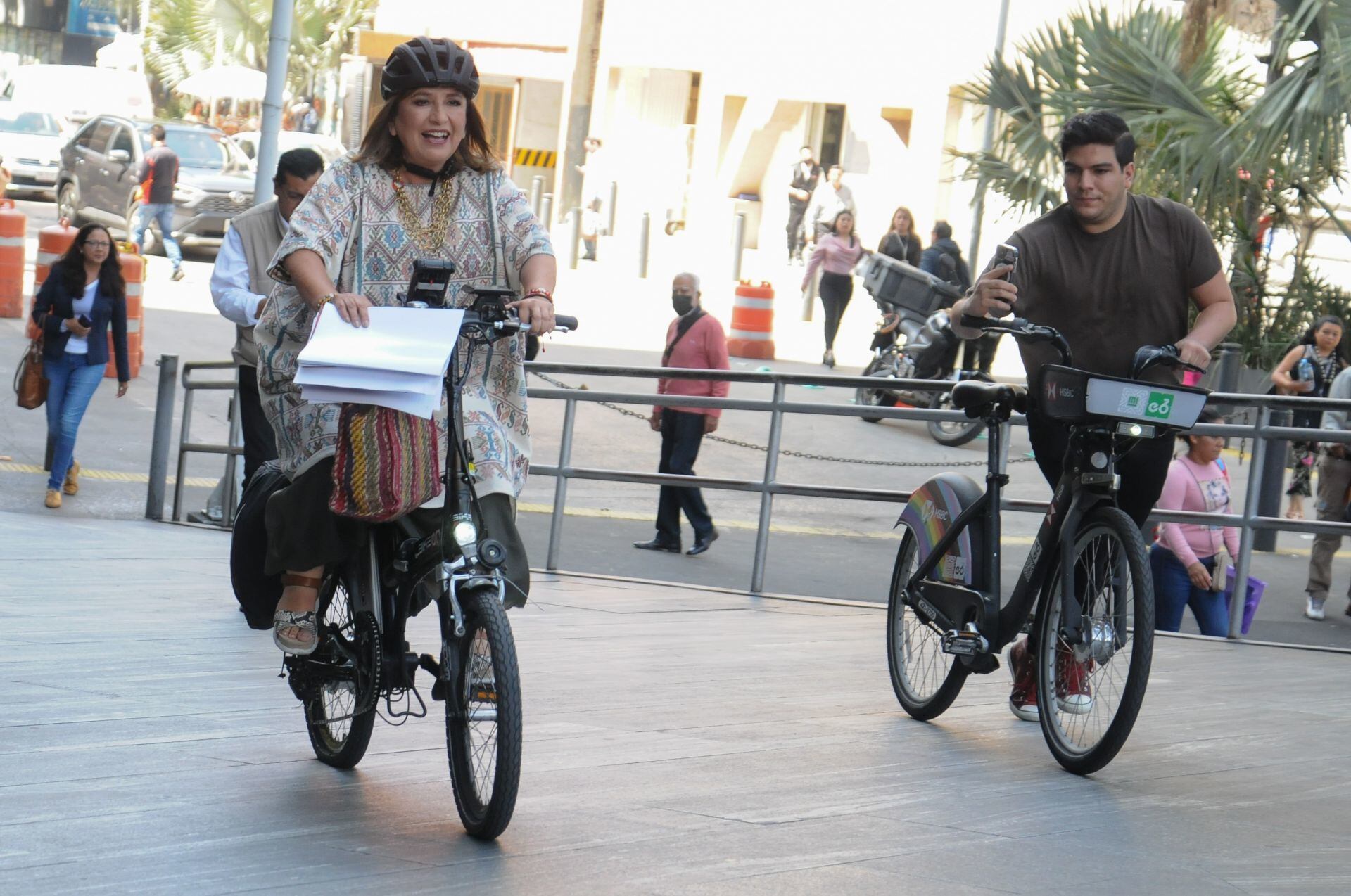 Xóchitl Gálvez llega a la FGR abordo de su bicicleta