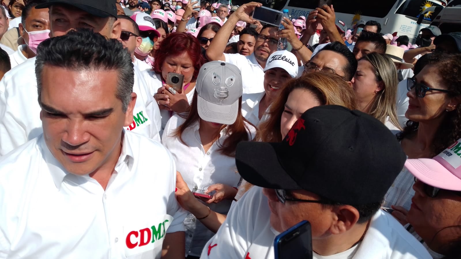 Alejandro Moreno en la marcha por el INE