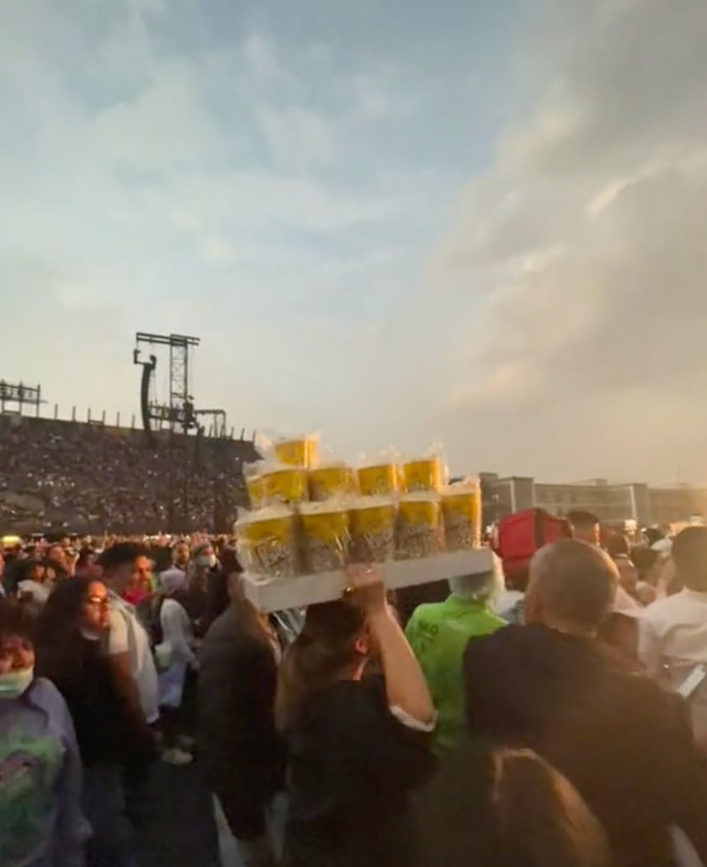 Fan vende palomitas en concierto