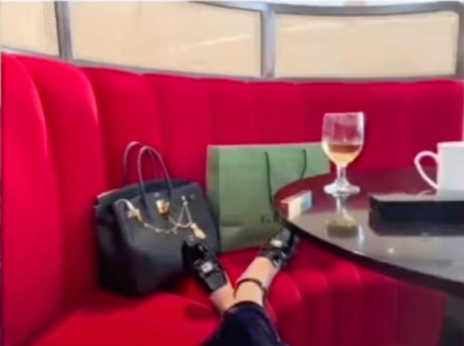 Zou Yaqui, joven que finge ser millonaria