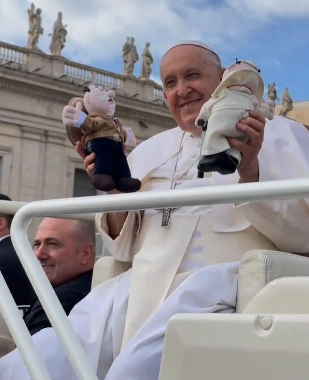 Le aventaron un Dr. Simi al Papa Francisco