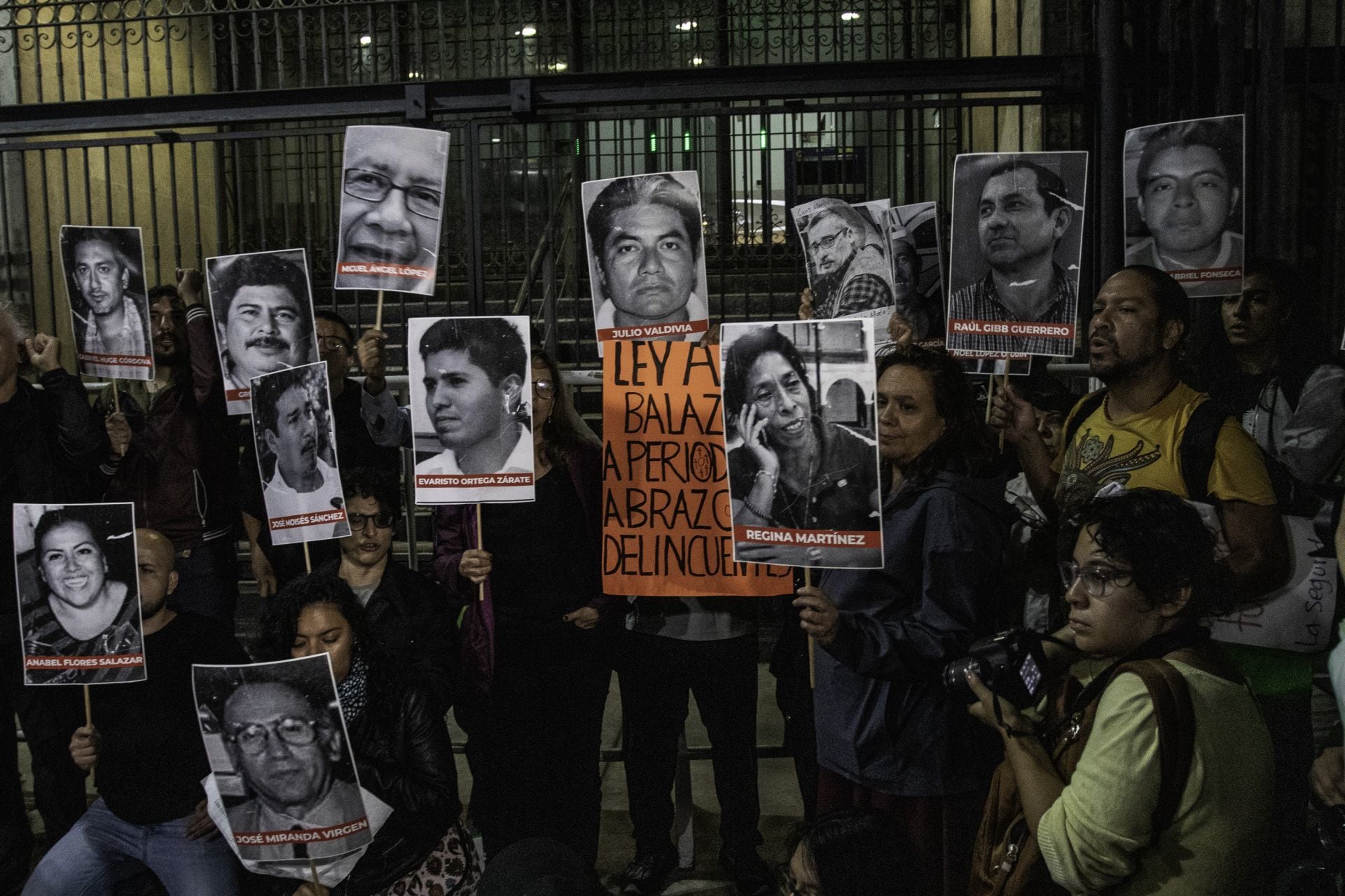 Periodistas de distintos medios de comunicación se congregaron afuera de Gobernación para exigir esclarecimiento e investigación adecuada sobre el asesinato de Luis Martín Sánchez