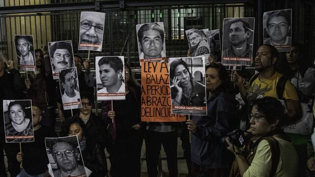 Periodistas de distintos medios de comunicación se congregaron afuera de Gobernación para exigir esclarecimiento e investigación adecuada sobre el asesinato de Luis Martín Sánchez