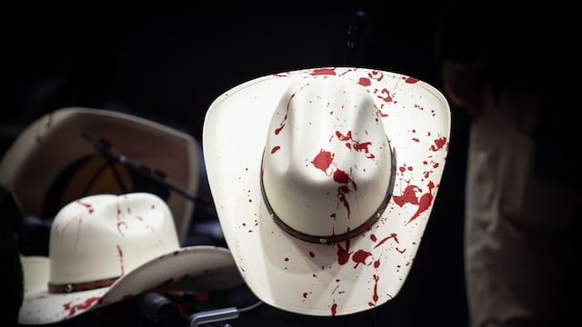 Diputados del Grupo parlamentario PRI colocaron sombreros con sangre en protesta al asesinato de Carlos Manzo