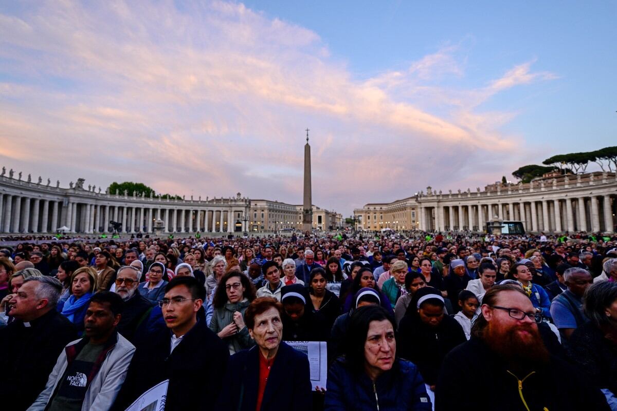 Feligreses en El Vaticano por funeral del Papa Francisco