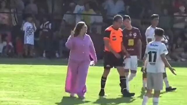 Ana Isabel Bañuelos, alcaldesa de Arandas, se metió a la cancha a reclamarle a un árbitro de la Copa Jalisco.
