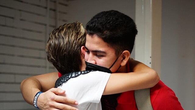 Mariana Rodríguez apoya a migrantes