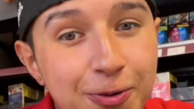 cajero del Oxxo revela promociones