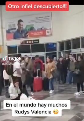 Mujer confronta a su esposo infiel y a la amante en un aeropuerto