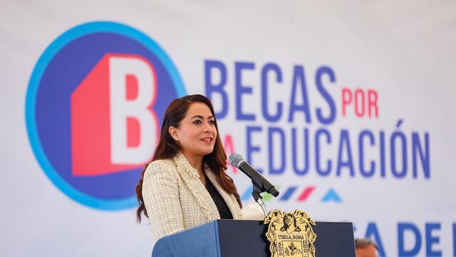 Gobernadora Tere Jiménez entrega apoyos y becas en Aguascalientes