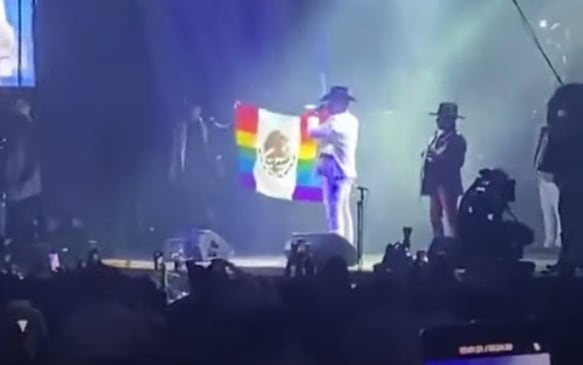 Grupo Firme, bandera LGBT