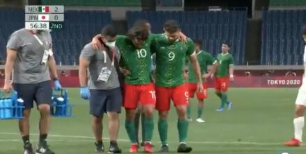 Diego Lainez sale lesionado
