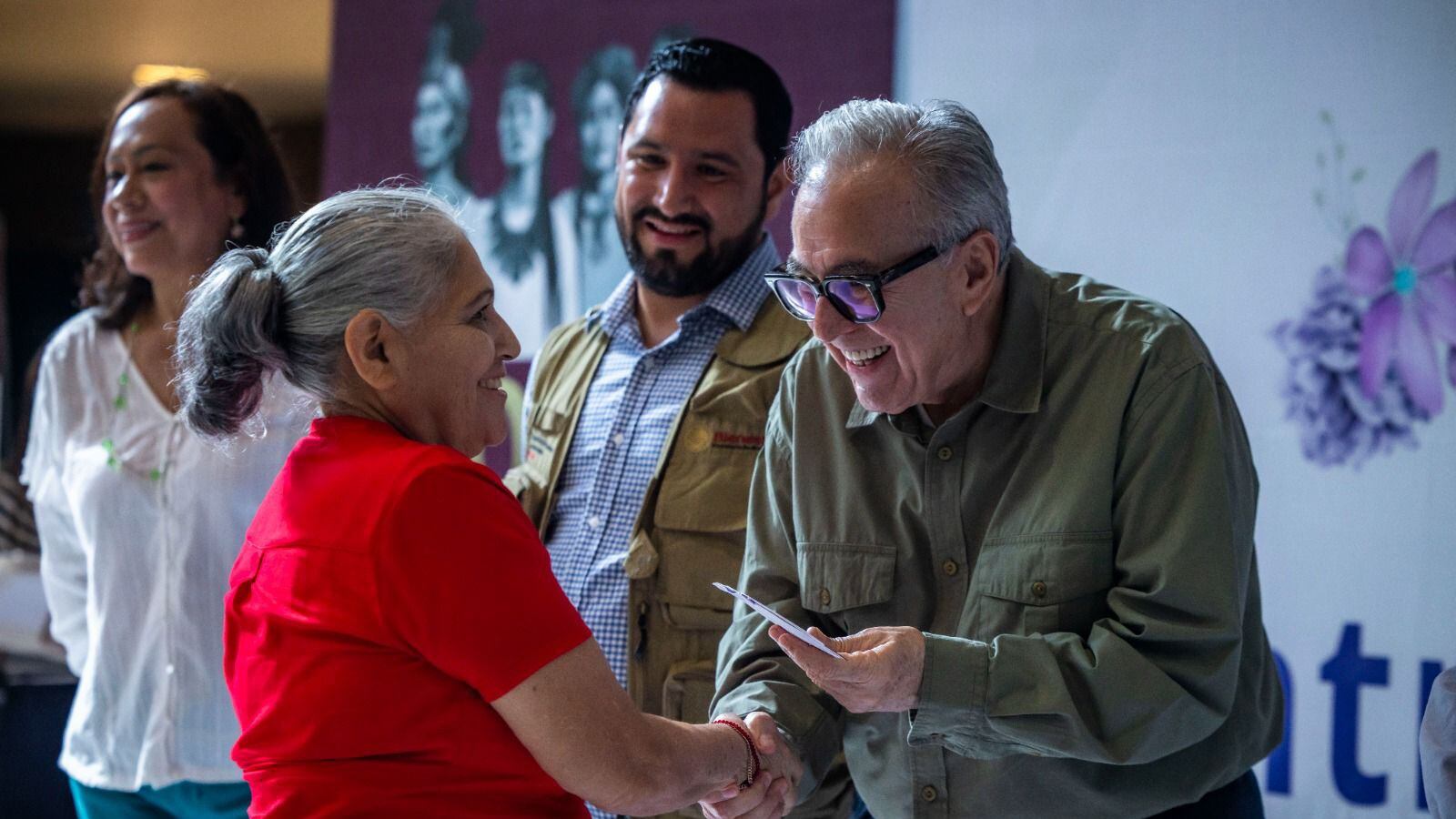 Rubén Rocha entrega 47 mil tarjetas de Pensión Mujeres Bienestar a sinaloenses