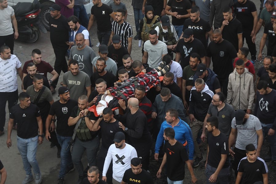 Palestinos evacuan el cuerpo de un militante abatido por las tropas israelíes en una redada en la ciudad Cisjordana de Jenin