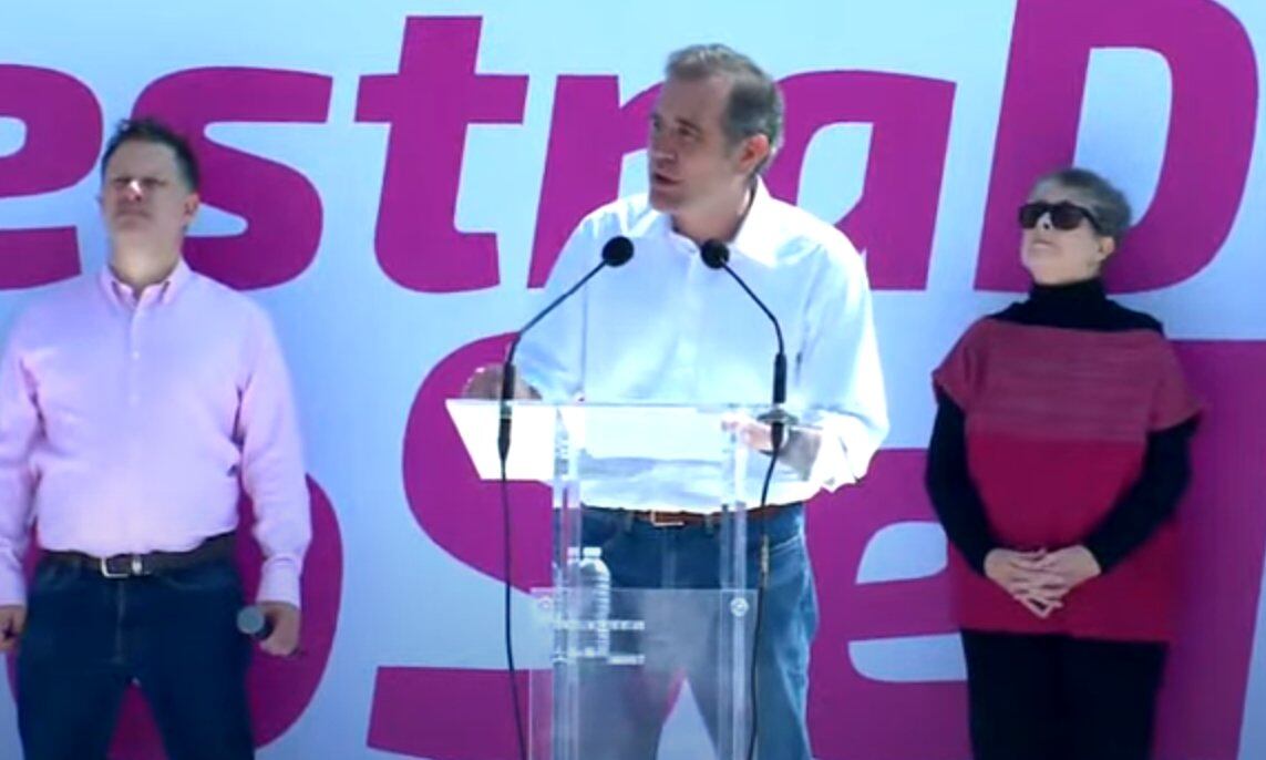 Lorenzo Córdova durante discurso de la marcha del INE 2024