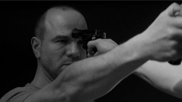 Otros dos oficiales acabaron lesionados y los delincuentes lograron escapar.