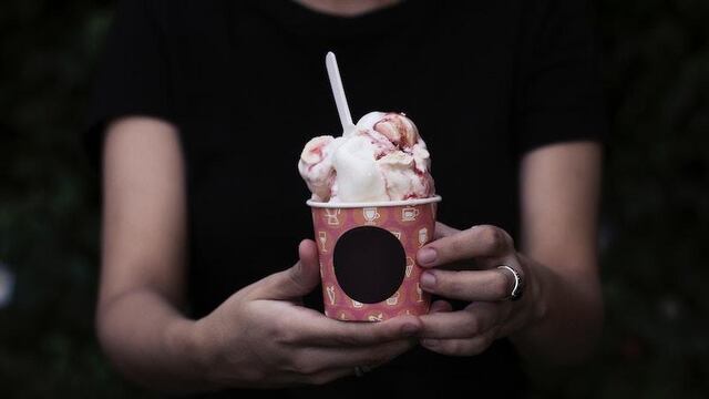 ¡Asco! Lame un bote de helado y lo devuelve para que alguien más lo compre