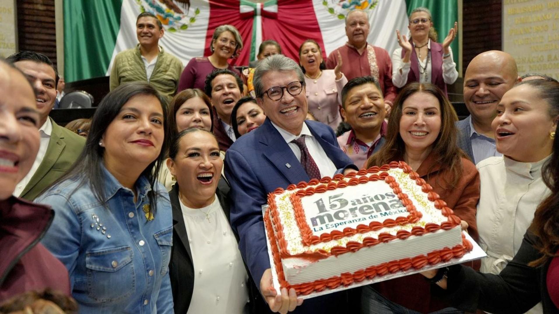 Diputados de Morena festejan aniversario del partido con pastel en el pleno