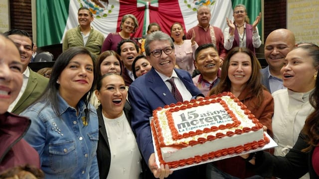 Diputados de Morena festejan aniversario del partido con pastel en el pleno