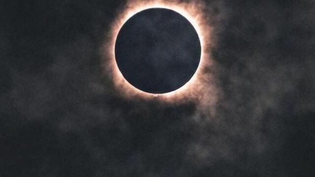 Fondo de pantalla de eclipse solar aro de fuego