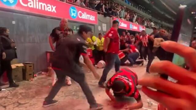Pelea entre aficionados de Tijuana y Chivas