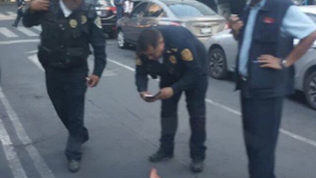 Policías entre la calzada Obrero Mundial y la calle Xochicalco